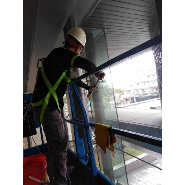 挑高玻璃工作平台車作業-潔新實業有限公司