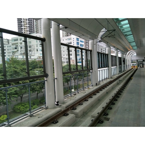 不銹鋼玻璃扶手-鼎瀚金屬建材有限公司