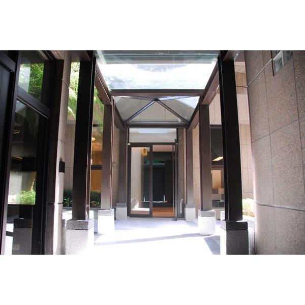 廊道不銹鋼採光雨庇-鉅鈦金屬有限公司