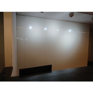 機場櫃檯被牆包板