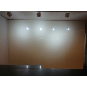 機場櫃檯被牆包板