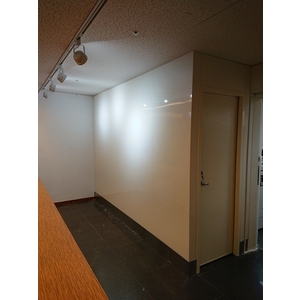 機場櫃檯被牆包板