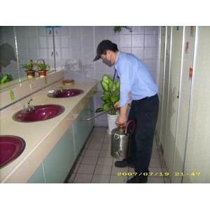 廁所殘效噴涵作業