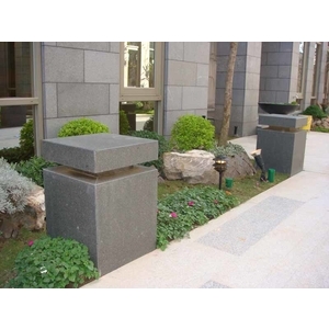 DSC02097 中庭603地面-654觀音石牆面-印度黑造型矮柱ss