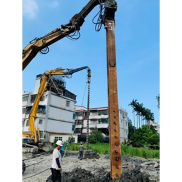 中心樁構台樁根固灌漿作業