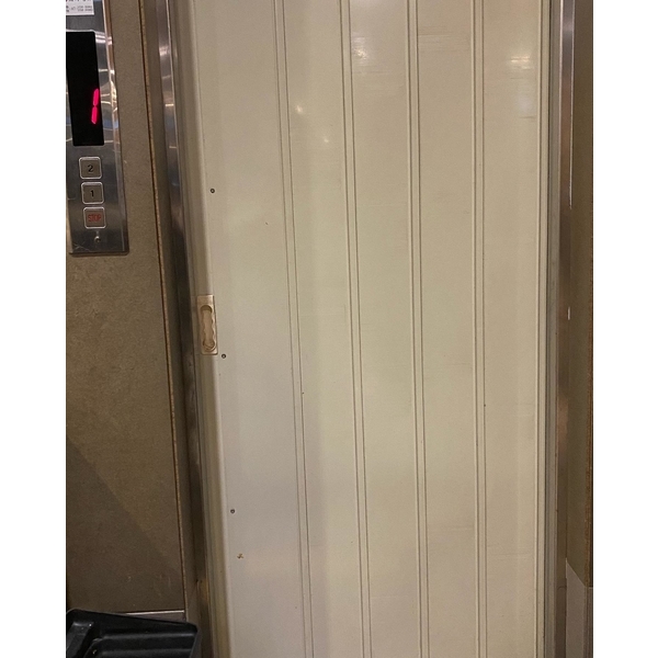 密閉式拉門小貨梯-竤瑞機電工程有限公司