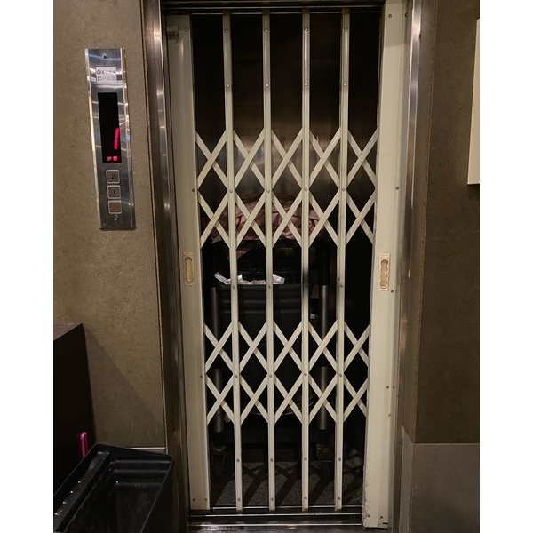 密閉式拉門小貨梯-竤瑞機電工程有限公司