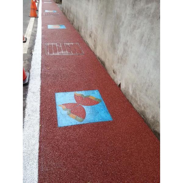 瑞峰國小圍牆旁,櫻王實業有限公司