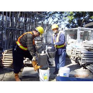 李建牌早強無收縮水泥 備料 02 與水混合充分攪拌