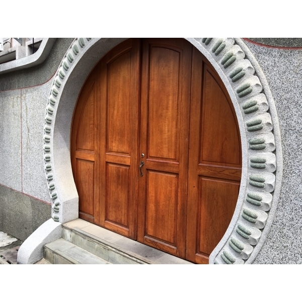 古色古香的拱門施做平光護木漆,顏昌興業有限公司