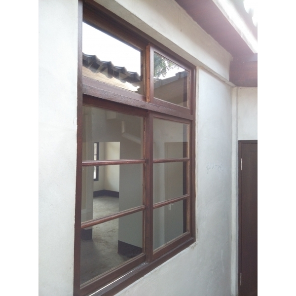 窗框施做胡桃色護木漆,顏昌興業有限公司