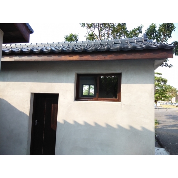 窗框與屋簷施做水性護木漆,顏昌興業有限公司