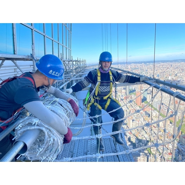 101 LED燈及跨年煙火工程 6張 101 LED燈及跨年煙火工程 6張-立都鷹架有限公司