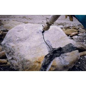 油壓式岩石劈裂工程