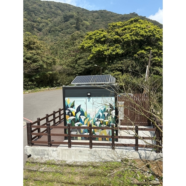 陽明山頂湖太陽能板景觀廁所