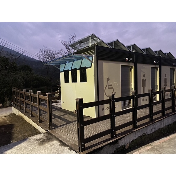 陽明山頂湖太陽能板景觀廁所