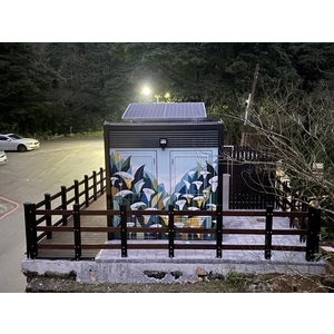 陽明山頂湖太陽能板景觀廁所