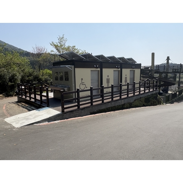 陽明山頂湖太陽能板景觀廁所