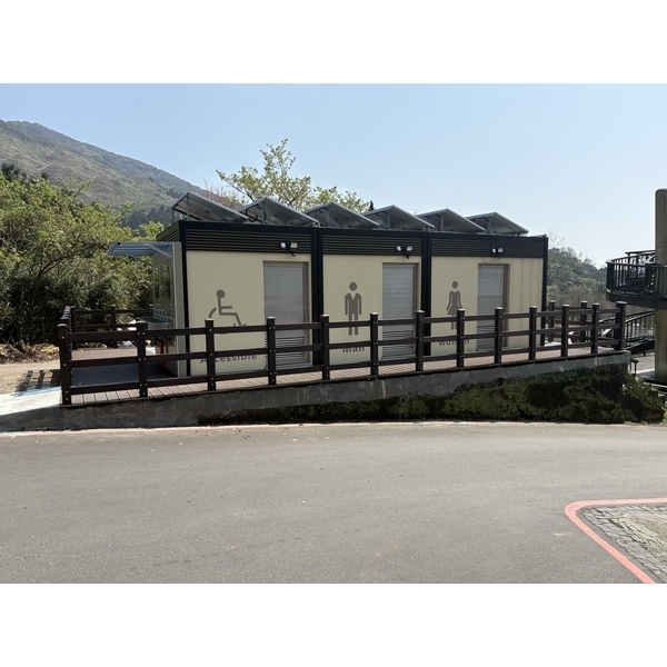 陽明山頂湖太陽能板景觀廁所-神功企業股份有限公司