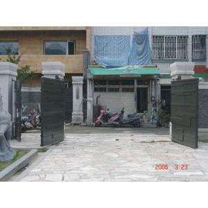 不鏽鋼造型烤漆自動雙開門(開啟時)