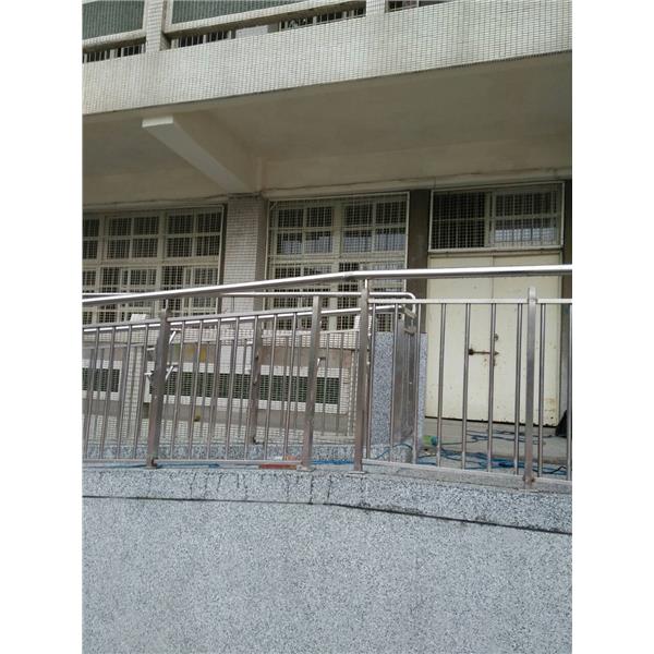 新泰國中-扶手,川鈜金屬有限公司