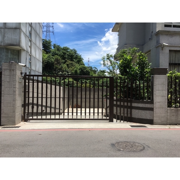 電動烤漆格柵門＆欄杆,川鈜金屬有限公司