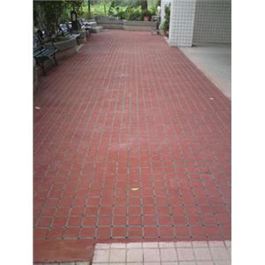 結構性導水舖面(10x10方塊磚+紅磚色)