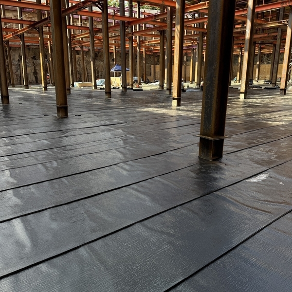 大底防潮布鋪設