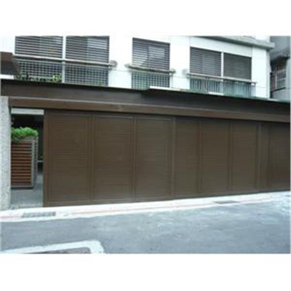 不銹鋼外框內崁鋁格柵雙扇重疊車道門