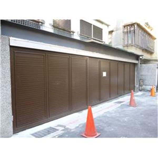 不銹鋼外框內崁鋁格柵雙扇重疊車道門