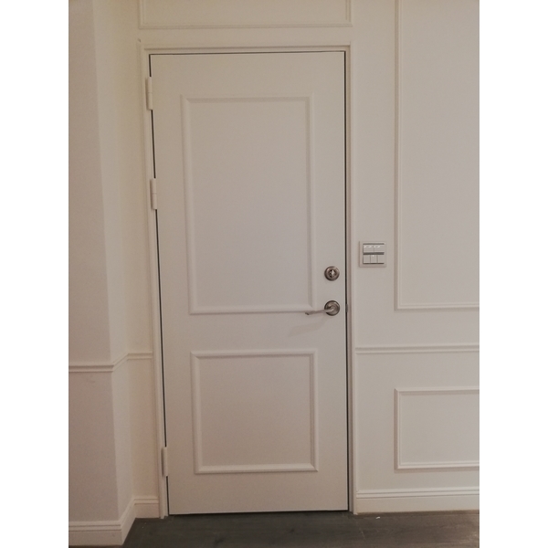 白色烤漆鑄鋁門