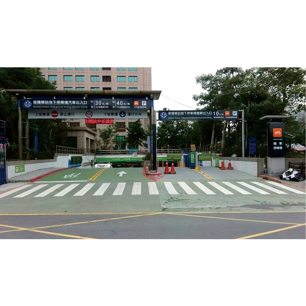 板橋車站地下停車場入口處金屬招牌,三朗廣告工程有限公司