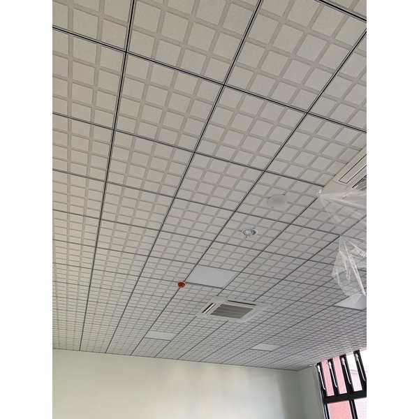 架搭配半明架板及防震骨架,國翔企業行