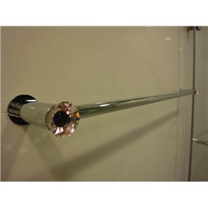 衛浴間毛巾架用的是水晶搭襯