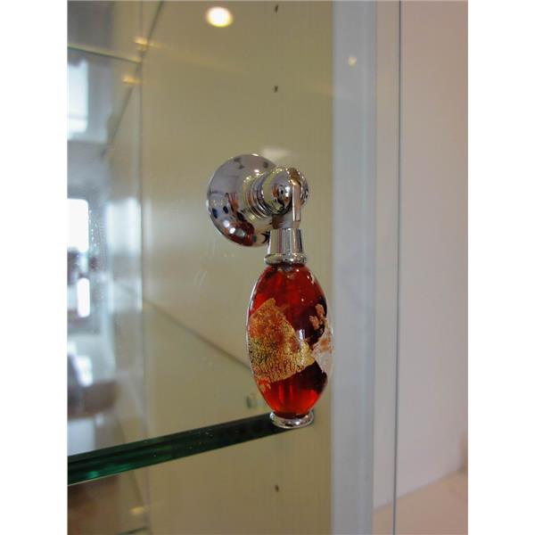 玻璃櫃搭上挺紅的琉璃把手,如光企業有限公司