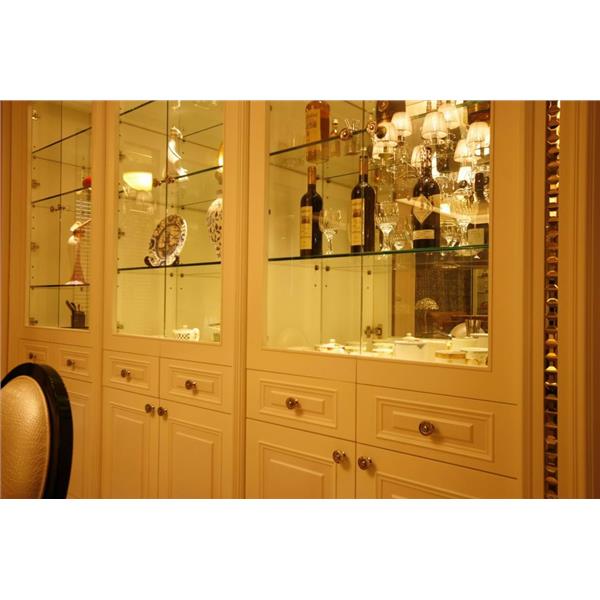 酒櫃外搭配著琉璃把手 酒櫃外搭配著琉璃把手,如光企業有限公司