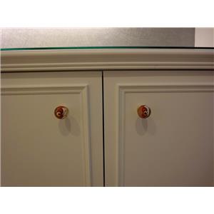 櫥櫃搭配著琉璃把手