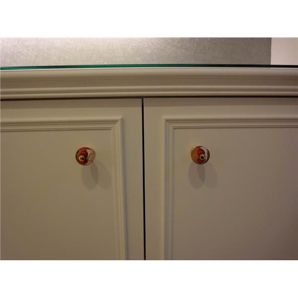 櫥櫃搭配著琉璃把手,如光企業有限公司