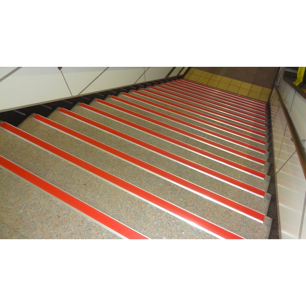 鋁底座止滑條-樓梯實績,合固開發有限公司