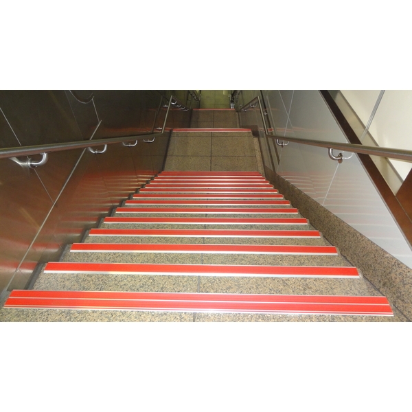 鋁底座止滑條-樓梯實績,合固開發有限公司