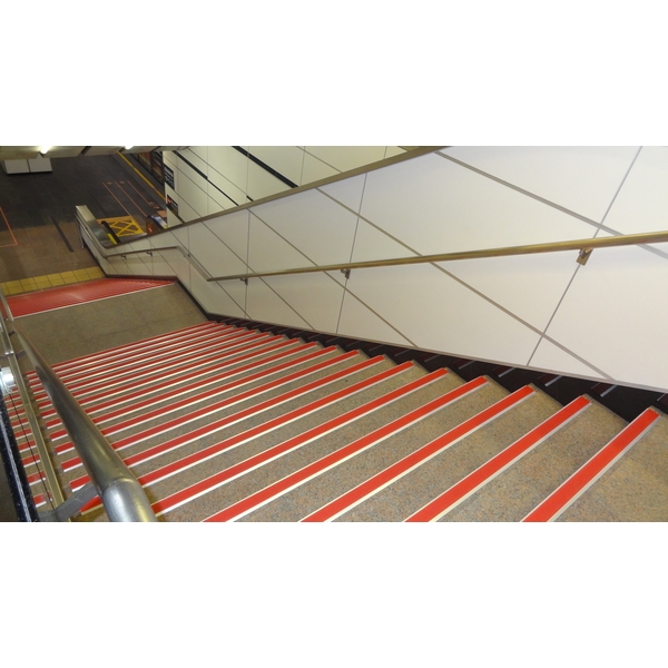 鋁底座止滑條-樓梯實績,合固開發有限公司