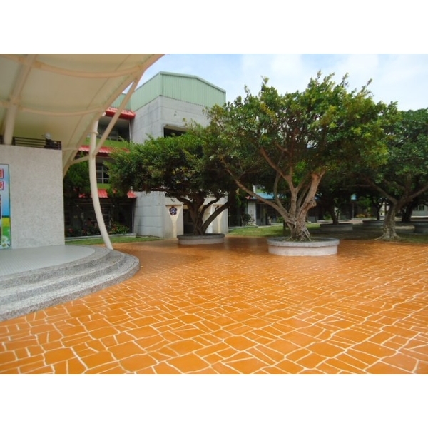 濕式紙模地坪(不規格板岩)-富岡國小司令台周邊地坪,凡臣企業有限公司