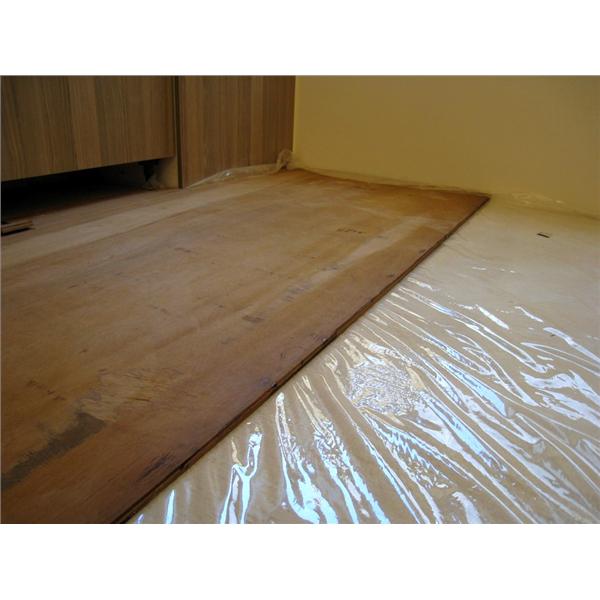 施工步驟1-先舖層防潮布，在釘上碳化夾板,同毅地板木業有限公司