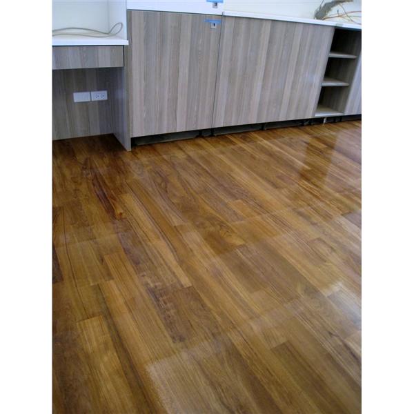 步驟4-漆上面漆，完成繁雜的無縫式地板了,同毅地板木業有限公司