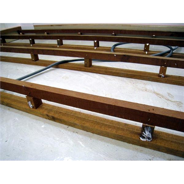 高架地版步驟2-先要立角才與校正水平,同毅地板木業有限公司