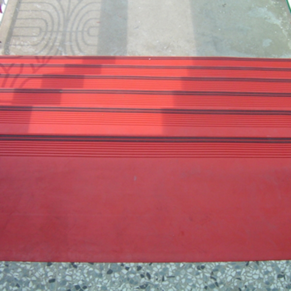 南亞大型止滑板 南亞大型止滑板,同育展業有限公司