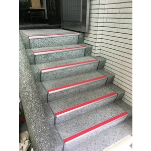 樓梯防撞止滑條 - 同育展業有限公司