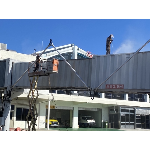 台東機場空橋水刀油漆工程,上允工程股份有限公司
