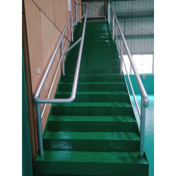 廠房內樓梯噴漆,伍山實業社