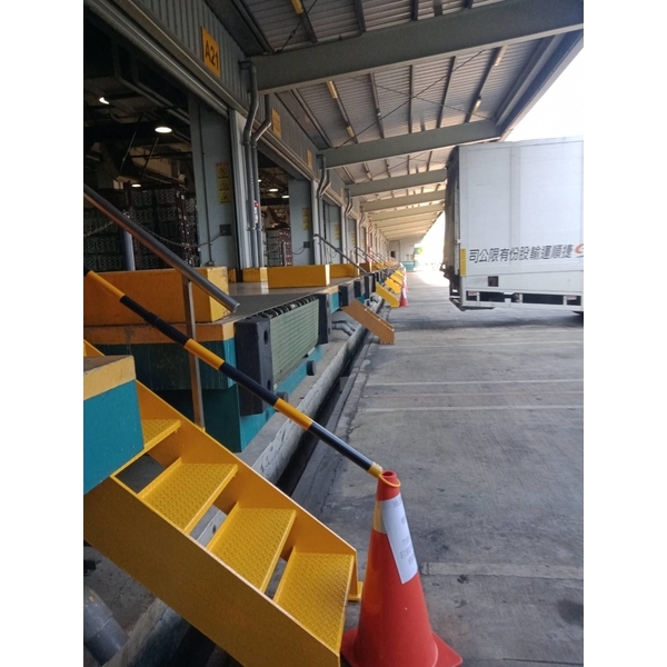 廠房外油漆完工,伍山實業社